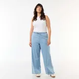 Pantalón vaquero de corte ancho, color azul claro, con cintura elástica y cordón ajustable.