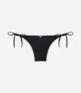 Bombacha de bikini negra con lazos laterales ajustables y detalles de pespuntes contrastantes. Cuenta con herrajes metálicos dorados en los extremos de los lazos.