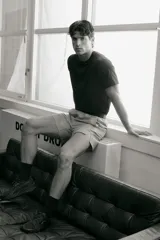 Short deportivo de tejido funcional con tecnología DryMove para absorción de sudor. Presenta cintura elástica con cordón oculto, bolsillos laterales al bies, aberturas en el bajo y detalles reflectantes.