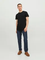 Camiseta negra de manga corta y cuello redondo, corte recto y bajo redondeado.