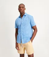 Camisa de hombre de manga corta confeccionada en mezcla de lino y algodón. Presenta un calce comfort, cuello camisero, cierre frontal con botones y un bolsillo en el pecho. Marca Marfinno.