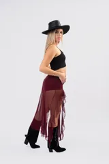 Pollera midi de tul color bordó con transparencias, diseño de volados asimétricos y culotte incorporado.