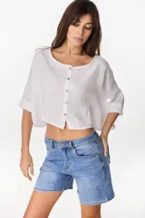 Short de denim azul claro, de tiro medio y corte recto estilo bermuda.