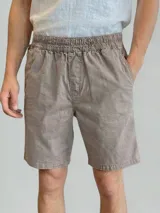 Bermuda de hombre color marrón topo, con cintura elástica fruncida y bolsillos laterales.