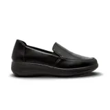 Zapato casual tipo mocasín de mujer, color negro, con diseño de textura grabada en el empeine y suela de plataforma baja corrida.