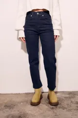 Pantalón de jean de tiro medio, color azul oscuro, corte recto y cinco bolsillos.