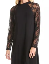 Vestido midi negro con cuello alto y mangas largas de encaje. Presenta una abertura en la espalda.