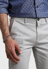 Pantalón chino Arrow color gris claro, de corte slim fit, con bolsillos laterales y traseros.