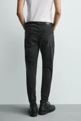 Jeans skinny cropped fit de corte ajustado y tiro medio, con diseño de cinco bolsillos y efecto lavado.