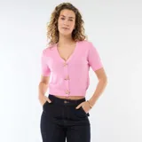 Sweater de punto color rosa, de manga corta y cuello en V. Presenta un cierre frontal con botones decorativos en forma de estrella de mar dorada.