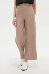 Pantalon tipo jean de corte flare y tiro alto, color verde oscuro, con cierre frontal y bolsillos.