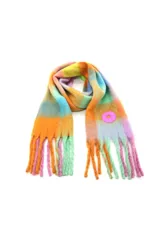 Bufanda de tejido suave con diseño de cuadros grandes en tonos azul, marrón, amarillo y gris. Presenta flecos en los extremos y un aplique circular con logo en uno de los lados.