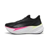 Championes de running Puma Maxima Pro, color negro con entresuela blanca de tecnología PROFOAM y detalles en fucsia y amarillo neón.