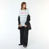 Remera de lactancia a rayas celestes y blancas, de manga corta, con cuello redondo y estampado con la palabra 'FAMIGLIA' en color rosado.