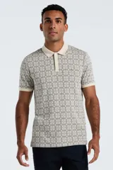 Polo de manga corta con estampado geométrico de círculos entrelazados. Presenta cuello y puños en color crema en contraste, cierre frontal con tres botones y logo bordado en el pecho.
