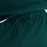Pantalón de jogging New Balance Athletics color verde oscuro, con cintura elástica con cordón regulable, bolsillos laterales, bajo elástico y logo bordado en la pierna izquierda.