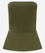 Top strapless de color verde oliva, ajustado al cuerpo en la parte superior y con un peplum asimétrico con corte en el bajo.
