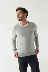 Sweater de punto color rosa con cuello en V y logo bordado en el pecho.