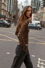 Jersey de punto con estampado animal print de leopardo, cuello redondo y manga larga.