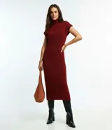 Vestido midi de punto texturizado color bordó, con cuello alto plegable, manga corta sin sisa y aberturas laterales.