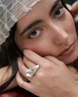 Anillo de diseño orgánico elaborado artesanalmente en plata 950, con una silueta expansiva y fluida que cubre parte de los dedos.