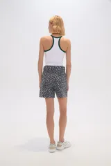 Short de jean de tiro alto con estampado animal print de leopardo, corte holgado y ruedo desflecado.