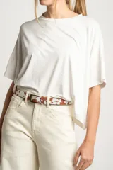 Remera celeste de corte amplio con mangas cortas con volados.