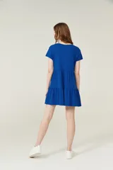 Vestido corto de algodón color azul, con cuello en V, mangas cortas y diseño holgado con falda de volados.