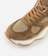Championes deportivos para hombre marca Renner en color verde militar, confeccionados con capellada de poliuretano y poliéster con detalles texturizados. Presentan diseño de recortes superpuestos, cierre con cordones, entresuela volumosa en tono blanco y beige, y suela de goma.