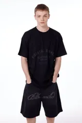 Bermuda de gabardina negra con bordado de la marca "blkmba" en el frente, tiro bajo y bolsillos traseros y laterales.