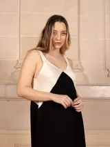 Vestido largo sin mangas, con escote en V y diseño de bloques de color. La parte superior es blanca, la sección media es color camel/marrón claro, y el ruedo inferior es blanco.