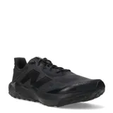 Championes de running New Balance modelo Nitrel, color negro, con diseño de malla transpirable y refuerzos sintéticos en la puntera. Presenta el logo de la marca en el lateral y suela con tecnología de tracción.