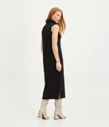 Vestido midi negro de suedine, sin mangas, con cuello alto acanalado y aberturas laterales.
