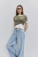 Jean wide leg de tiro medio, con pierna amplia de caída recta, diseño de cinco bolsillos, pasacintos y cierre frontal con botón y cremallera.