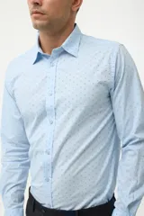 Camisa azul marino con pequeños lunares celestes, de corte clásico y manga larga.