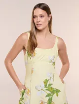 Vestido midi de algodón color amarillo con estampado floral, marca Julia Jordan, escote recto, breteles anchos y falda de caída amplia con bolsillos laterales.