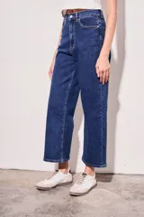 Pantalón de jean azul oscuro, de corte recto y tiro alto.