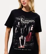 Remera de algodón color negro con cuello redondo y mangas cortas, con estampa frontal inspirada en la serie The Vampire Diaries.