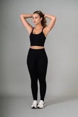 Legging deportivo de tiro alto con pretina ancha y diseño sin costuras, confeccionado en tejido elástico de color marrón.