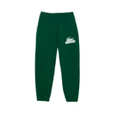 Pantalón de jogging verde oscuro con puños elásticos y cintura ajustable con cordón. Presenta bolsillos laterales y logo de Lacoste estampado en blanco en la pierna izquierda.