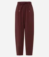 Pantalón carrot marrón de tiro alto, confeccionado en mezcla de viscosa y poliéster, con cintura elástica fruncida, cordón de ajuste tipo lazo con punteras metálicas, bolsillos y recortes estructurados en las piernas.
