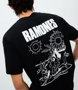 Remera de algodón color negro, de corte relajado y manga corta. Presenta un diseño estampado en la espalda con el logo de la banda Ramones y una ilustración temática de Rockaway Beach en color blanco.