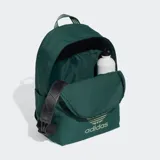 Mochila Adidas Adicolor color verde con logo de Adidas en color crema. Tiene un compartimento principal amplio, un bolsillo frontal con cierre y bolsillos laterales. Las correas son acolchadas y ajustables.