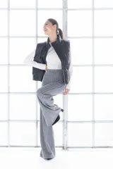 Pantalón palazzo gris con finas rayas verticales blancas.