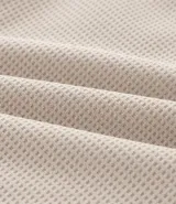 Pantalón deportivo de corte ajustado, confeccionado en tejido de poliéster texturizado color negro. Presenta cintura elástica con cordón de ajuste, bolsillos laterales con cierre y puños elásticos en los tobillos.