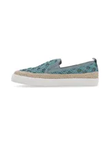 Alpargata tipo slip-on Hush Puppies modelo Antonella Denim, en color celeste con capellada de tejido trenzado, aplicación de yute en la entresuela y suela blanca.