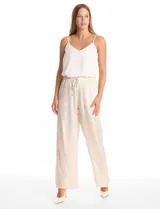 Pantalón de corte wide leg en tejido laminado metalizado color gris. Presenta pretina ancha elastizada con lazo de ajuste y bolsillos delanteros.