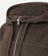 Campera tipo bomber color marrón oscuro, con capucha, cierre frontal de cremallera, bolsillos delanteros con solapa y puños elásticos.