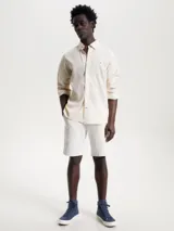 Camisa de hombre Tommy Hilfiger de corte regular, color crema con microestampado de puntos y logo bordado en el pecho.