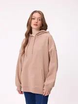 Canguro con capucha de corte holgado, color beige, con bolsillo frontal tipo canguro y logo bordado en el pecho.